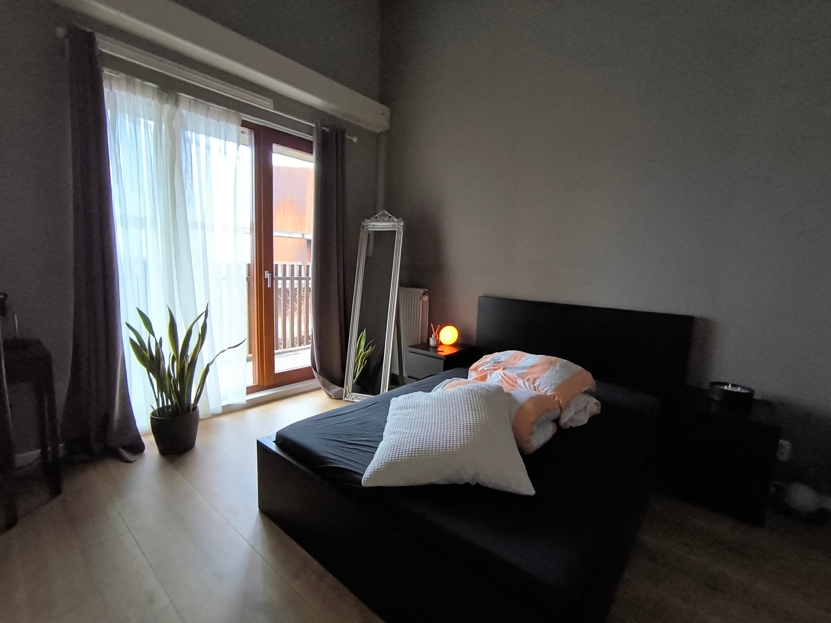 Image accompanying room listing