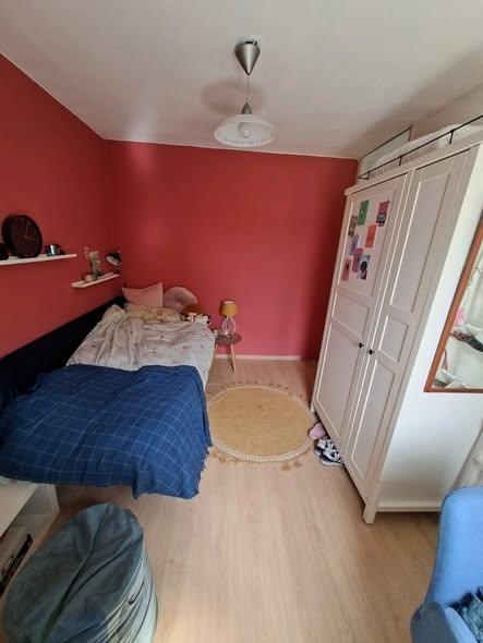 Image accompanying room listing