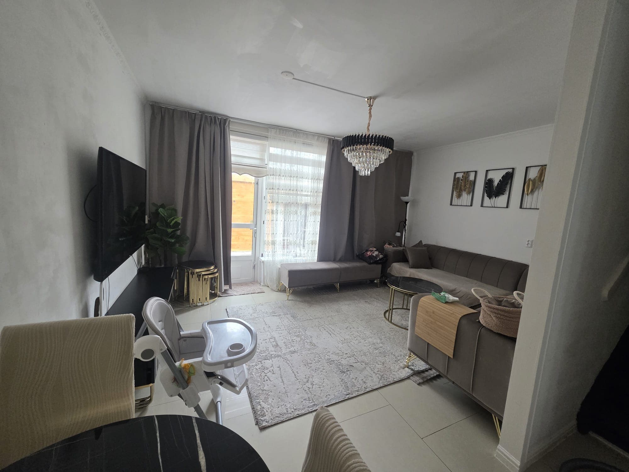 Image accompanying room listing