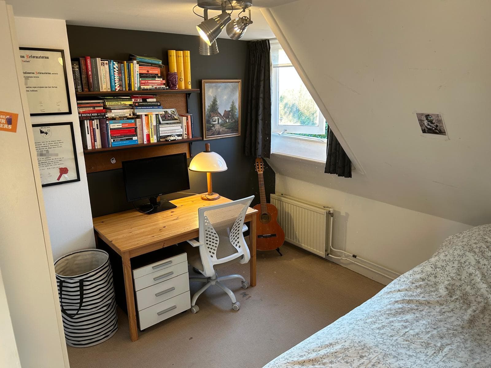 Image accompanying room listing