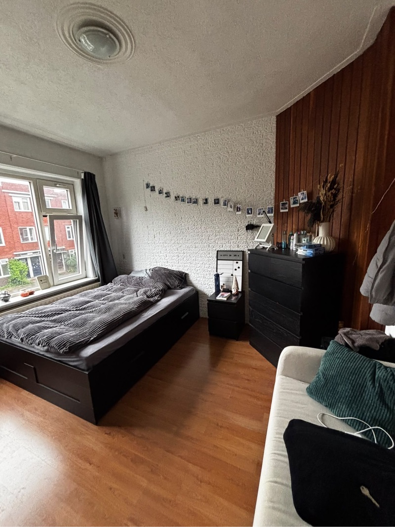 Image accompanying room listing