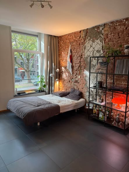 Image accompanying room listing