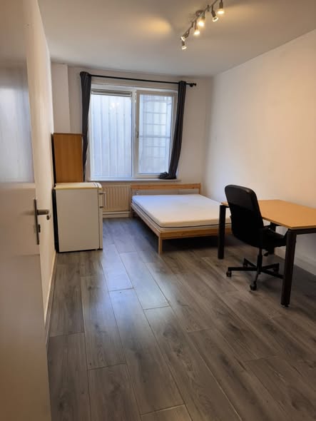 Image accompanying room listing