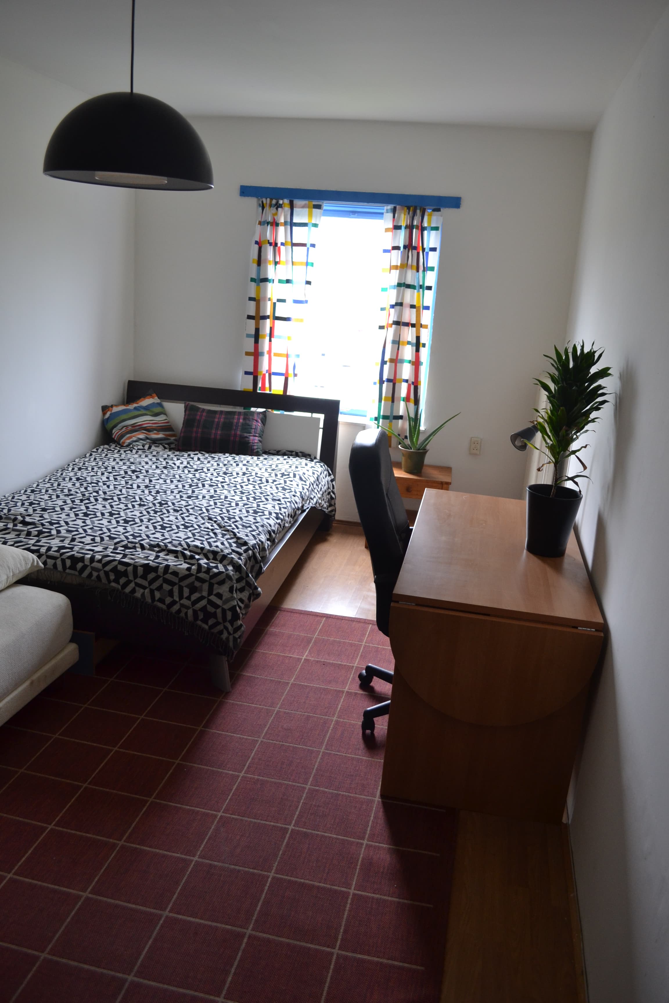 Image accompanying room listing