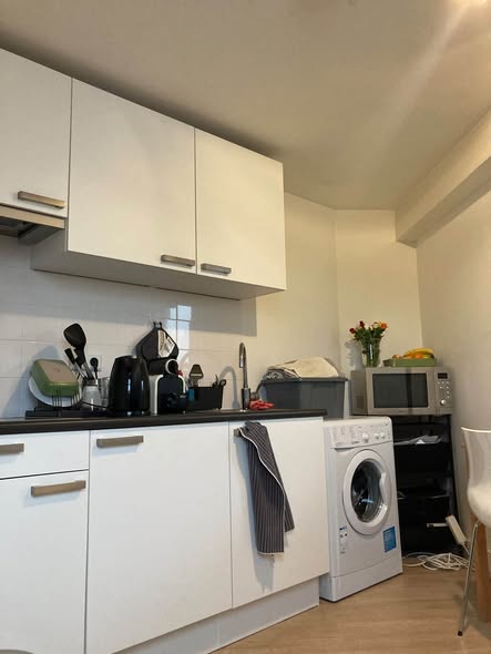 Image accompanying room listing