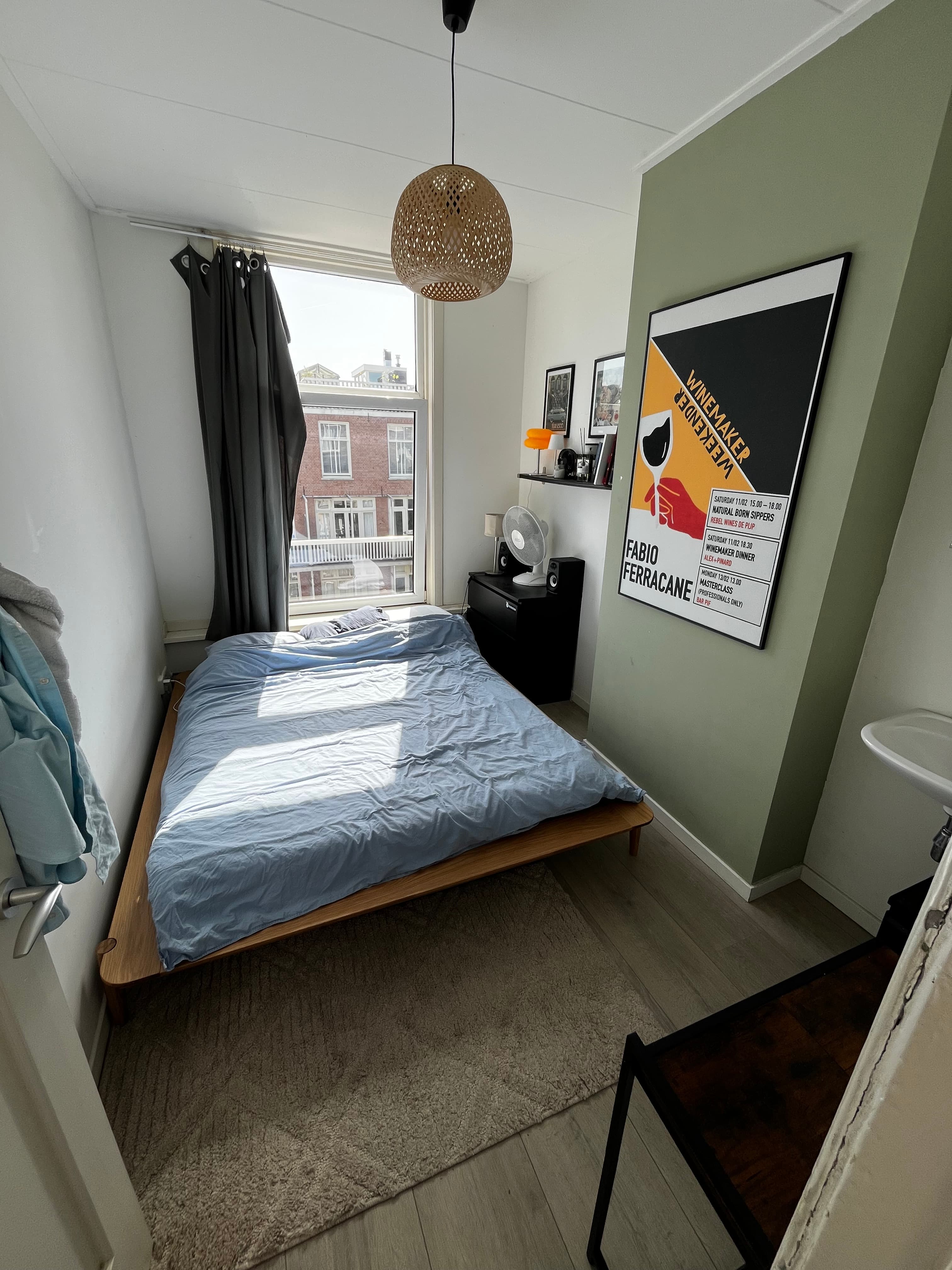 Image accompanying room listing