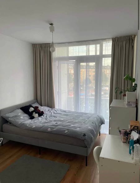 Image accompanying room listing