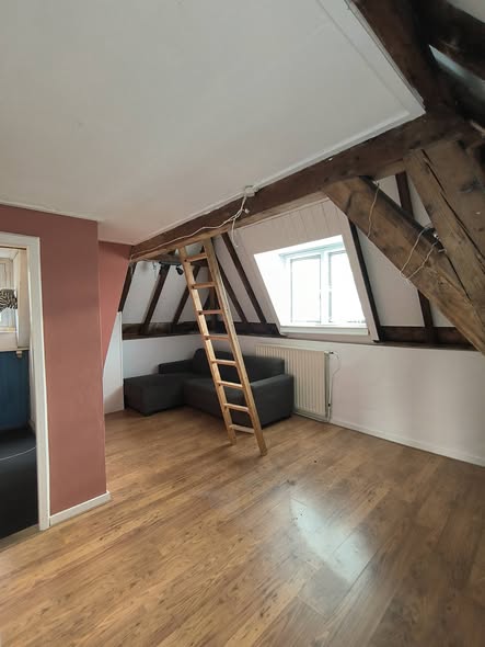 Image accompanying room listing