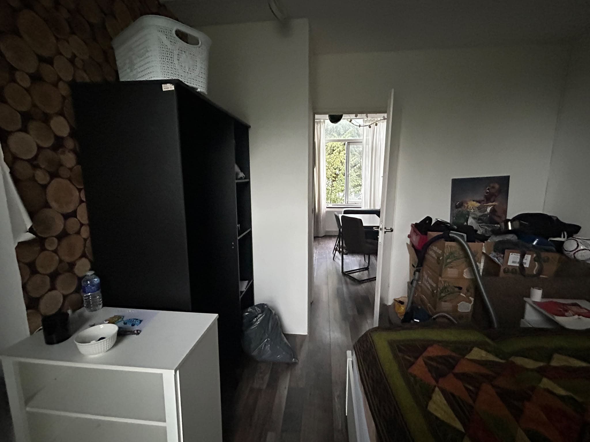 Image accompanying room listing