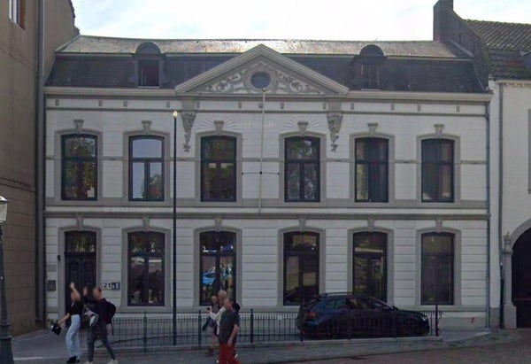 Image accompanying room listing
