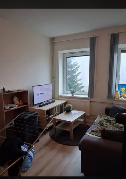 Image accompanying room listing