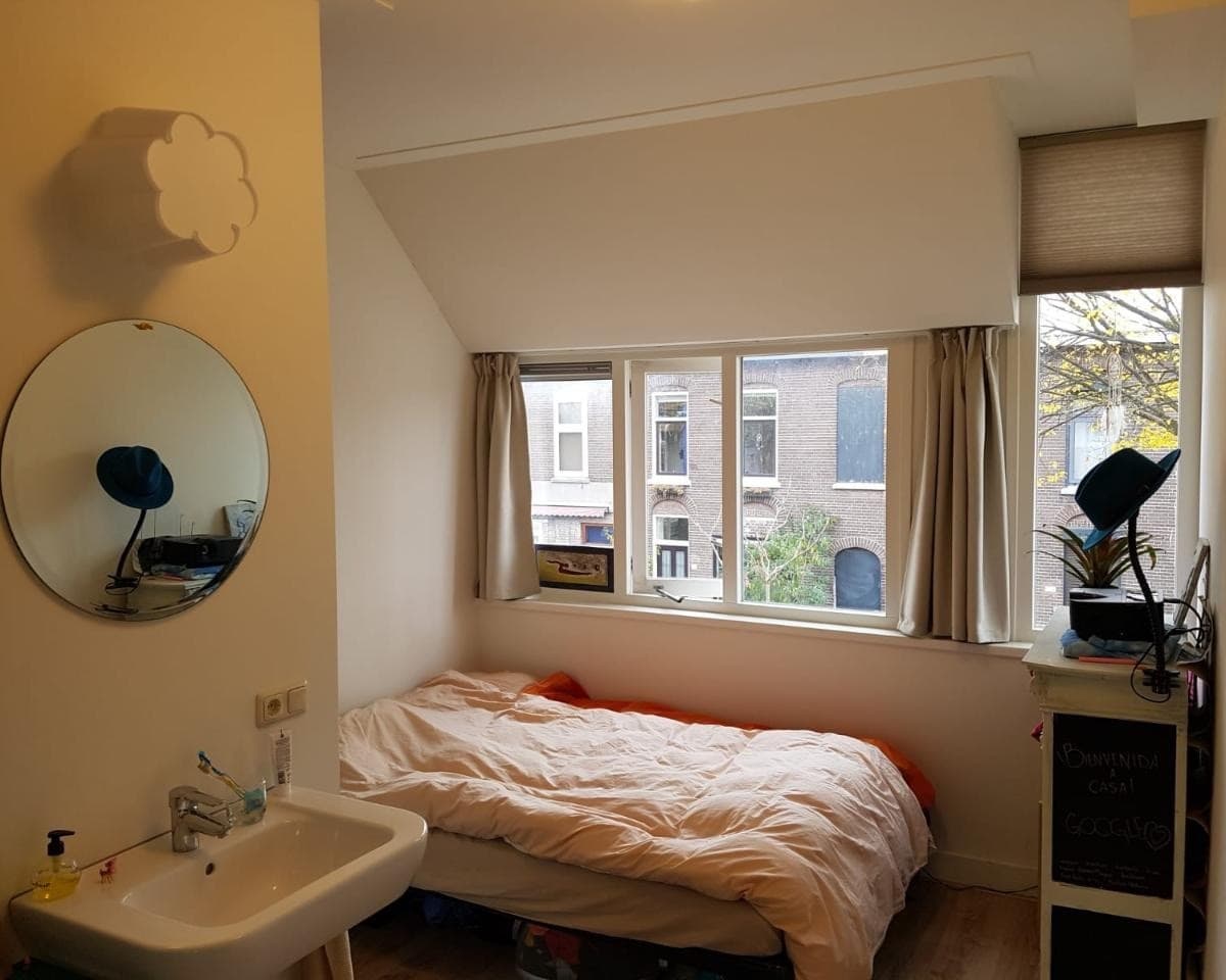 Image accompanying room listing