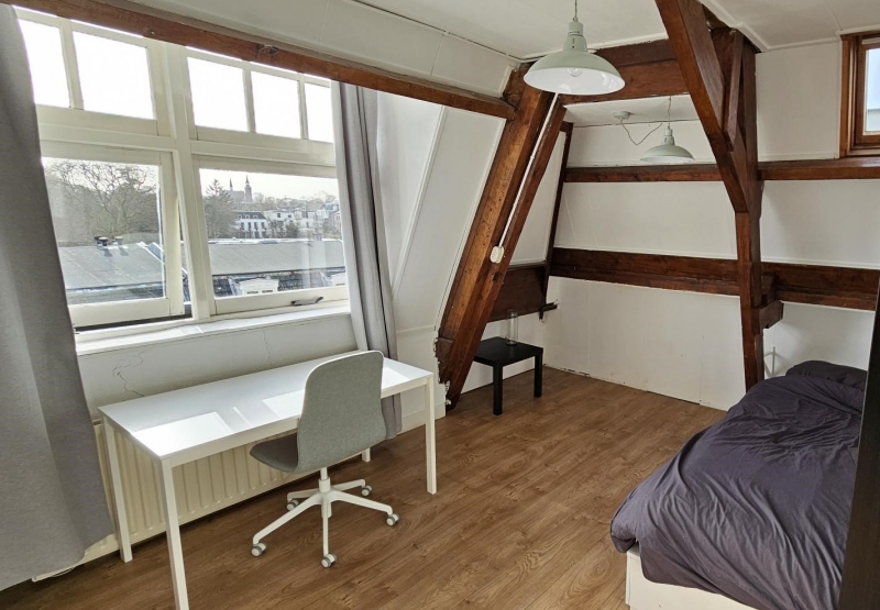 Image accompanying room listing