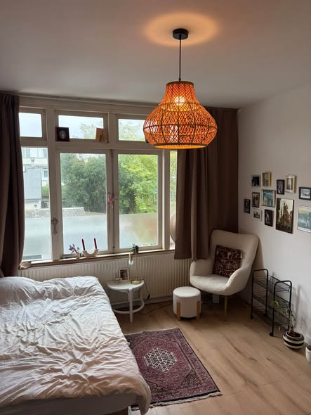 Image accompanying room listing