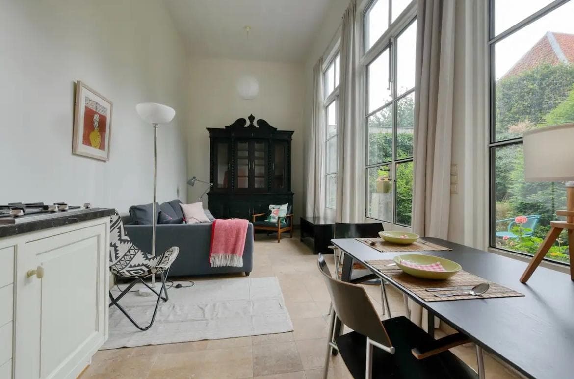 Image accompanying room listing
