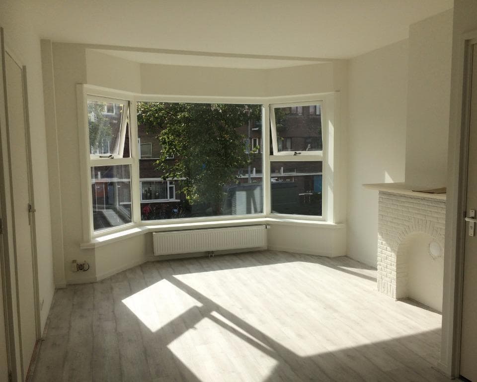 Image accompanying room listing