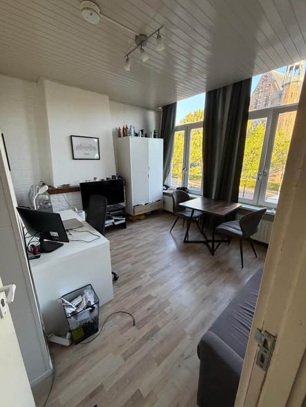 Image accompanying room listing