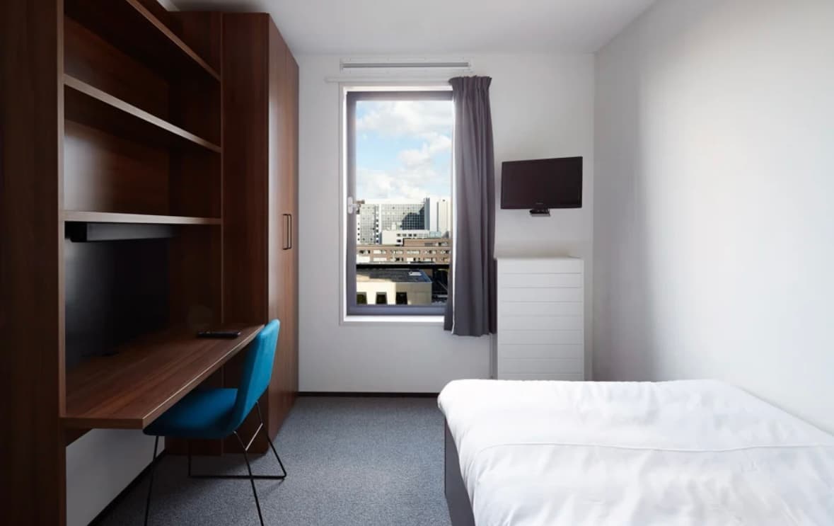 Image accompanying room listing