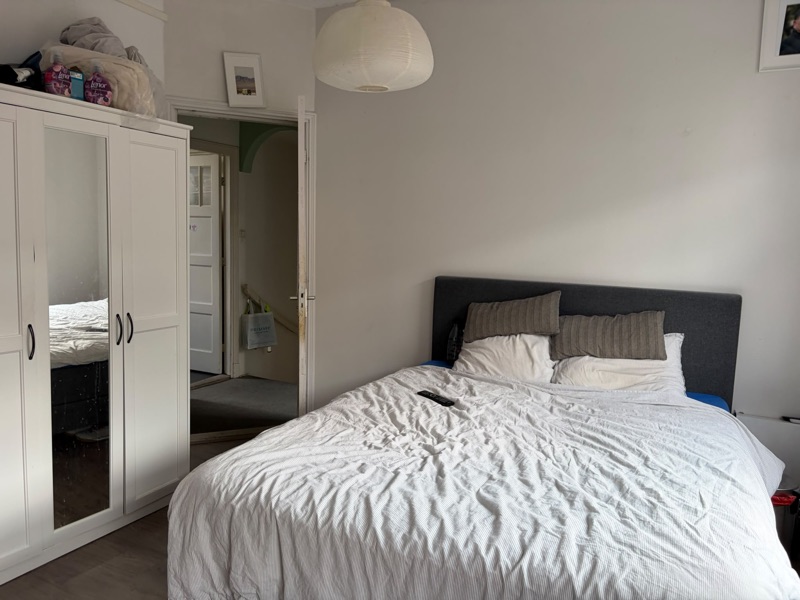 Image accompanying room listing