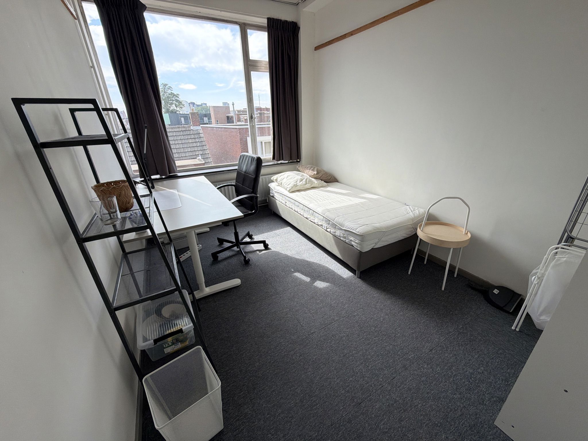 Image accompanying room listing