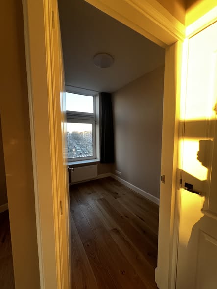Image accompanying room listing