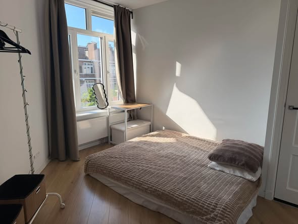Image accompanying room listing