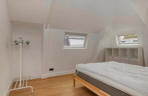 Image accompanying room listing