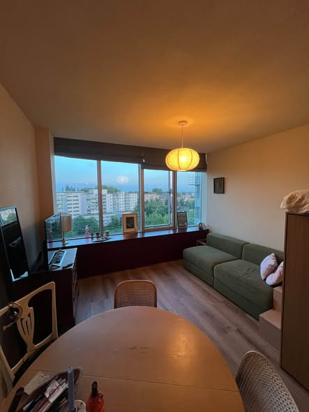 Image accompanying room listing