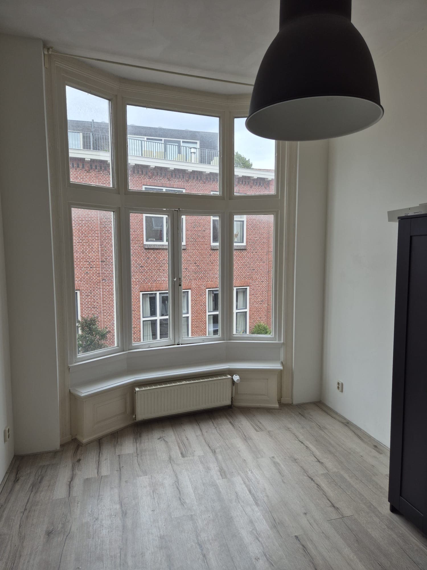 Image accompanying room listing
