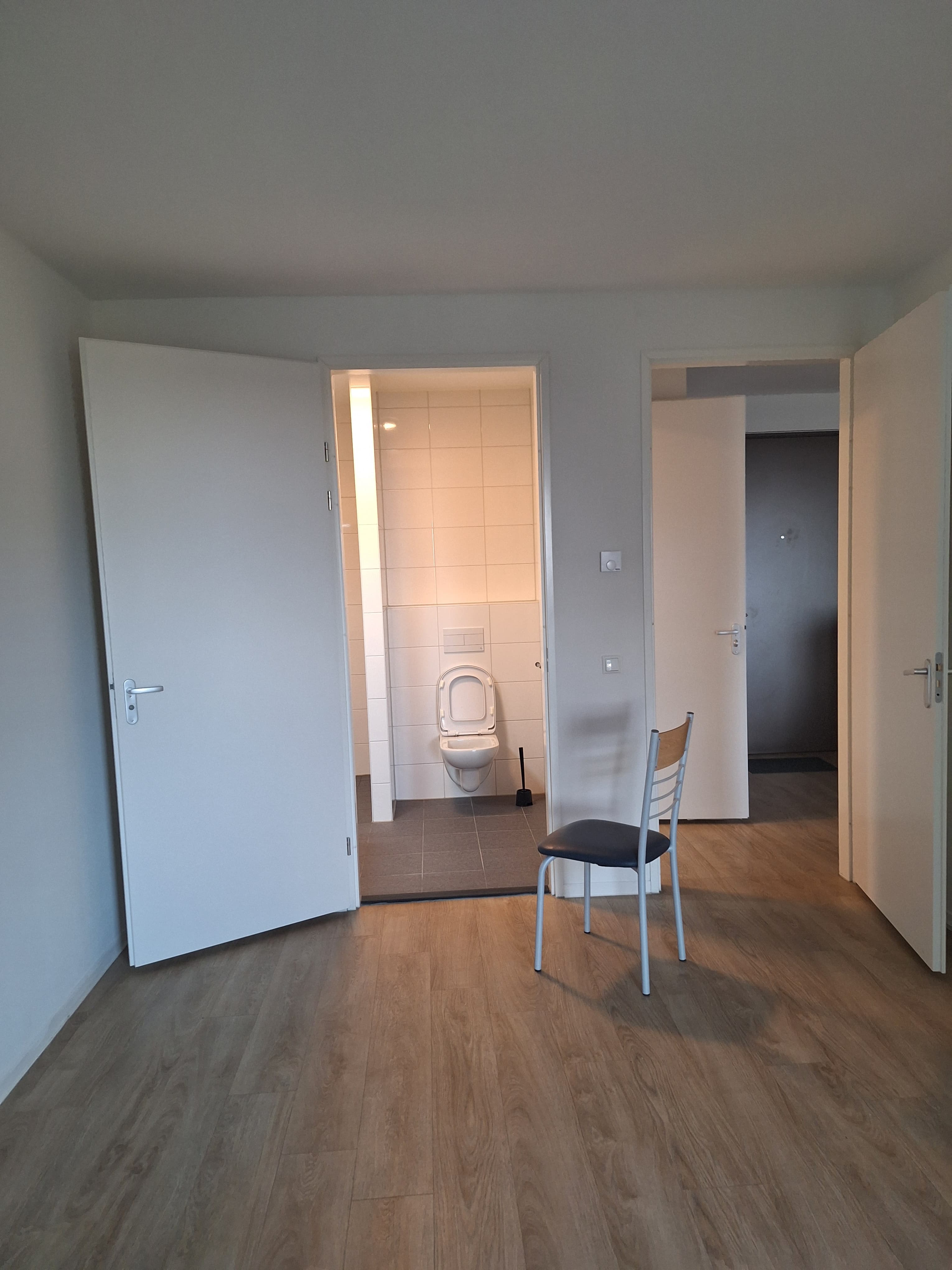 Image accompanying room listing