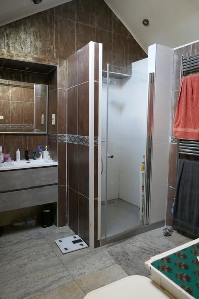 Image accompanying room listing