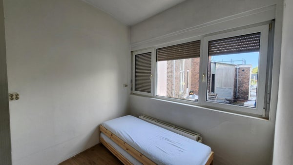 Image accompanying room listing