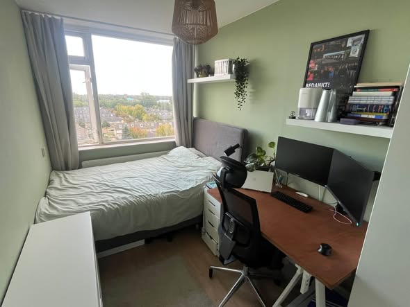 Image accompanying room listing