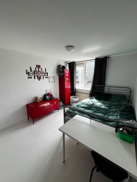 Image accompanying room listing
