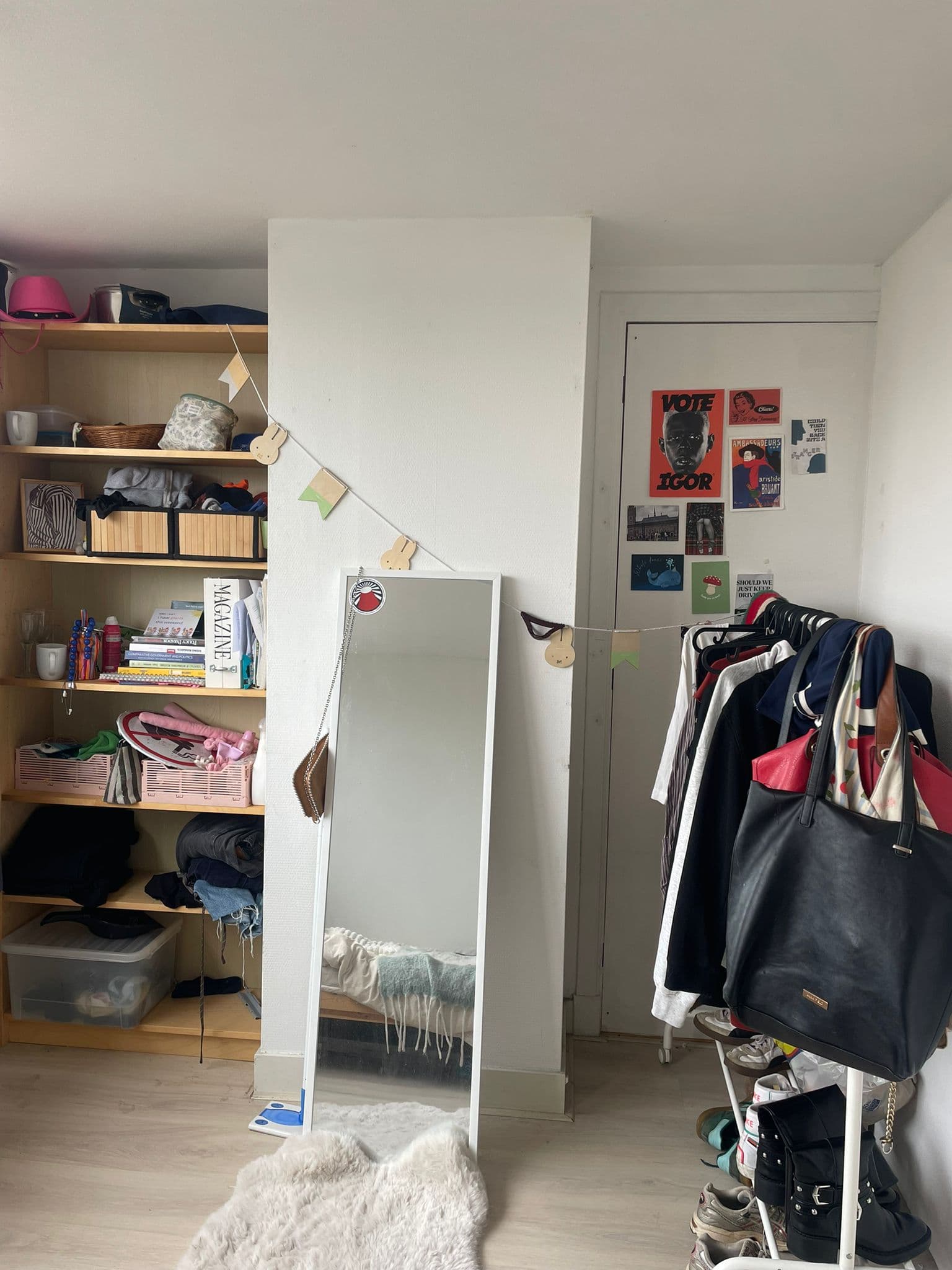 Image accompanying room listing