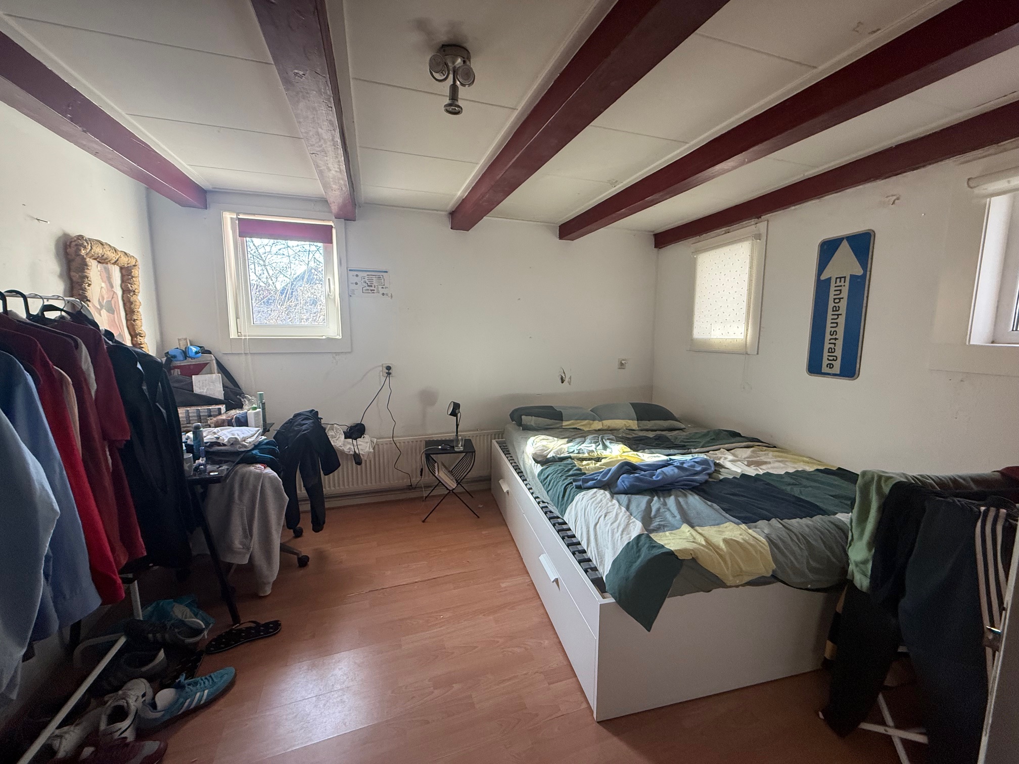 Image accompanying room listing