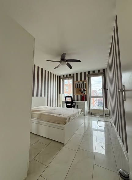 Image accompanying room listing