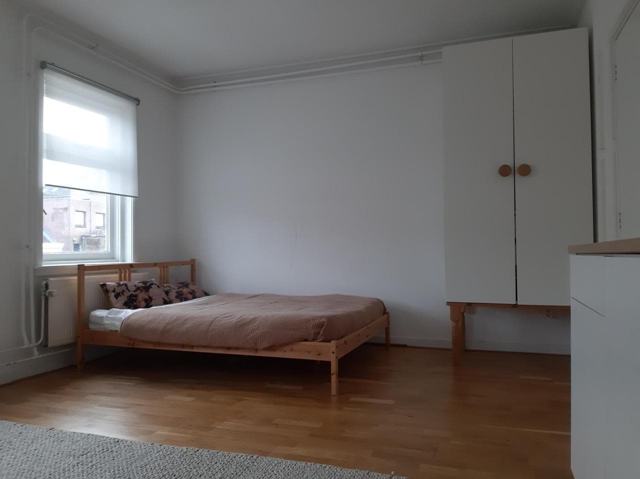 Image accompanying room listing