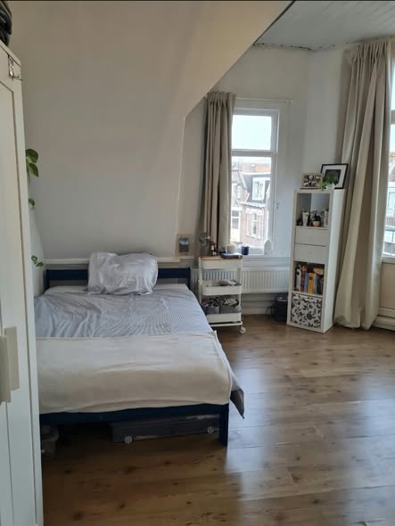 Image accompanying room listing