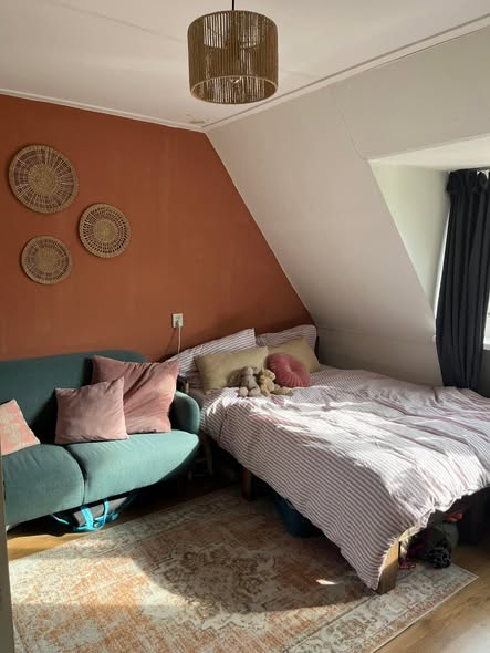 Image accompanying room listing