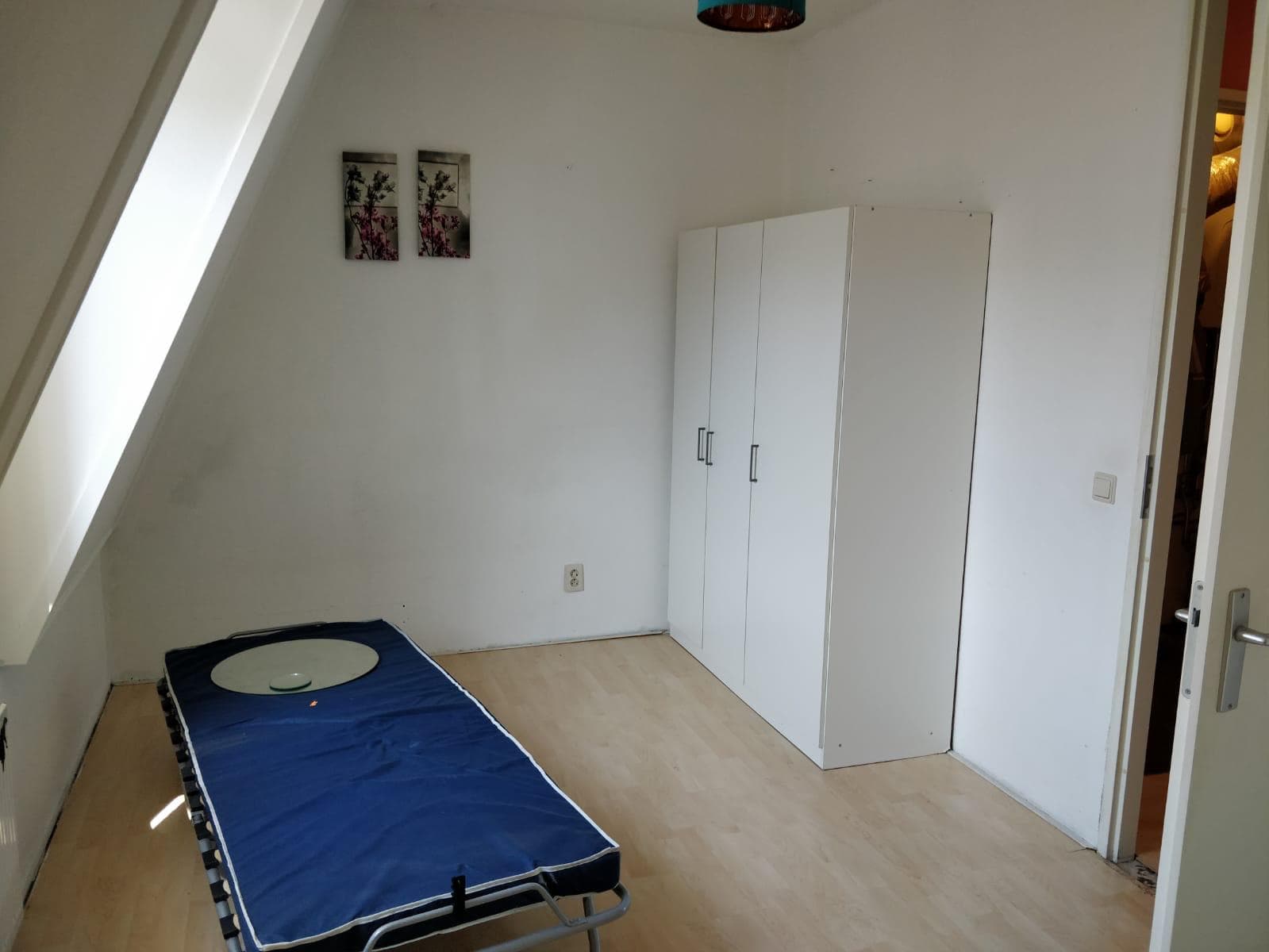 Image accompanying room listing