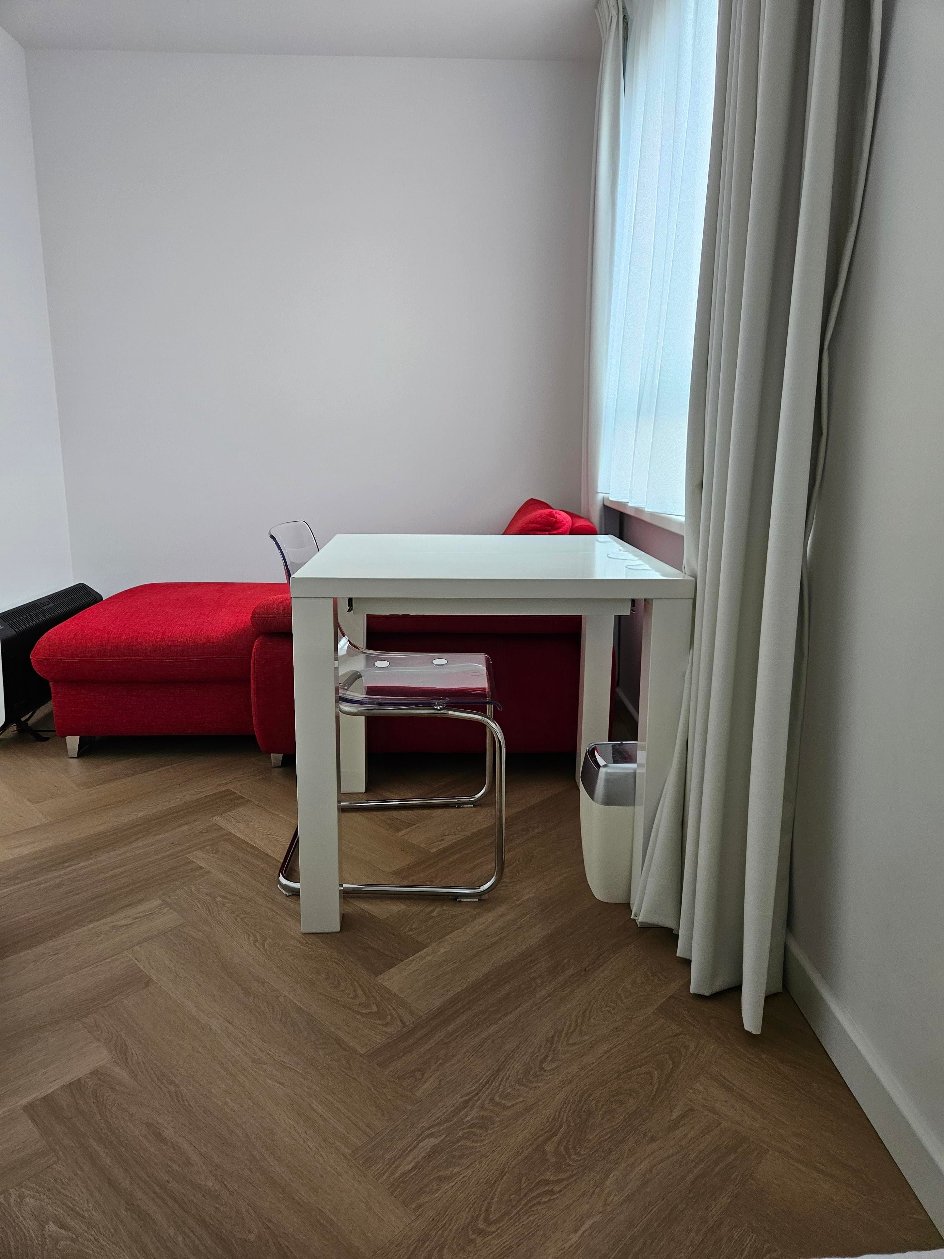 Image accompanying room listing
