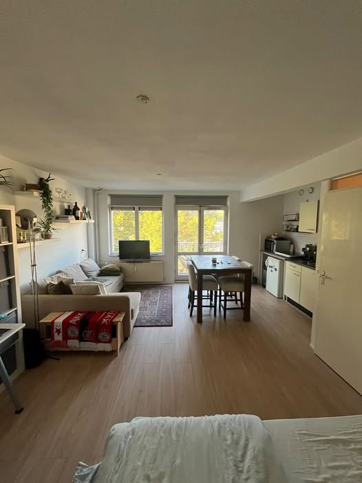 Image accompanying room listing