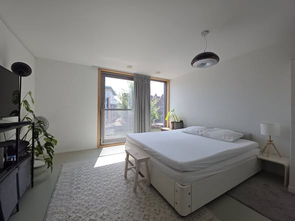 Image accompanying room listing