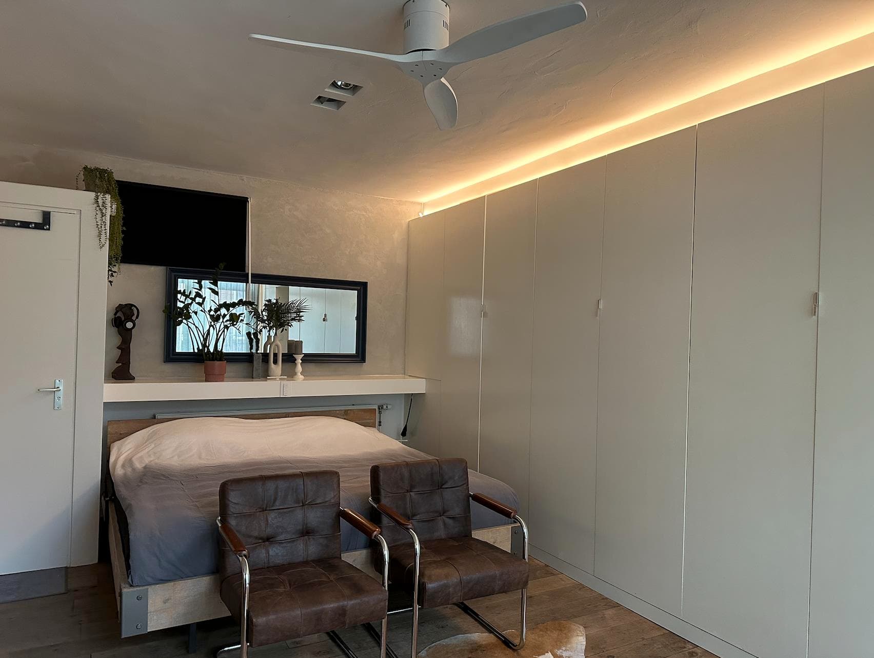 Image accompanying room listing