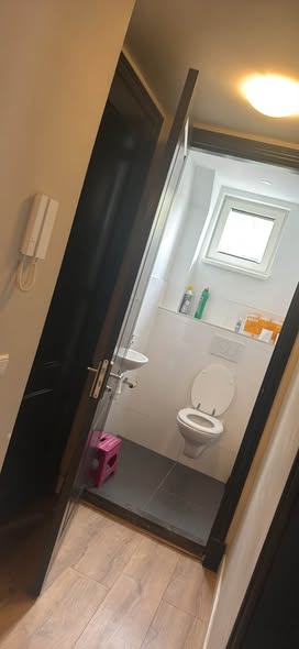Image accompanying room listing