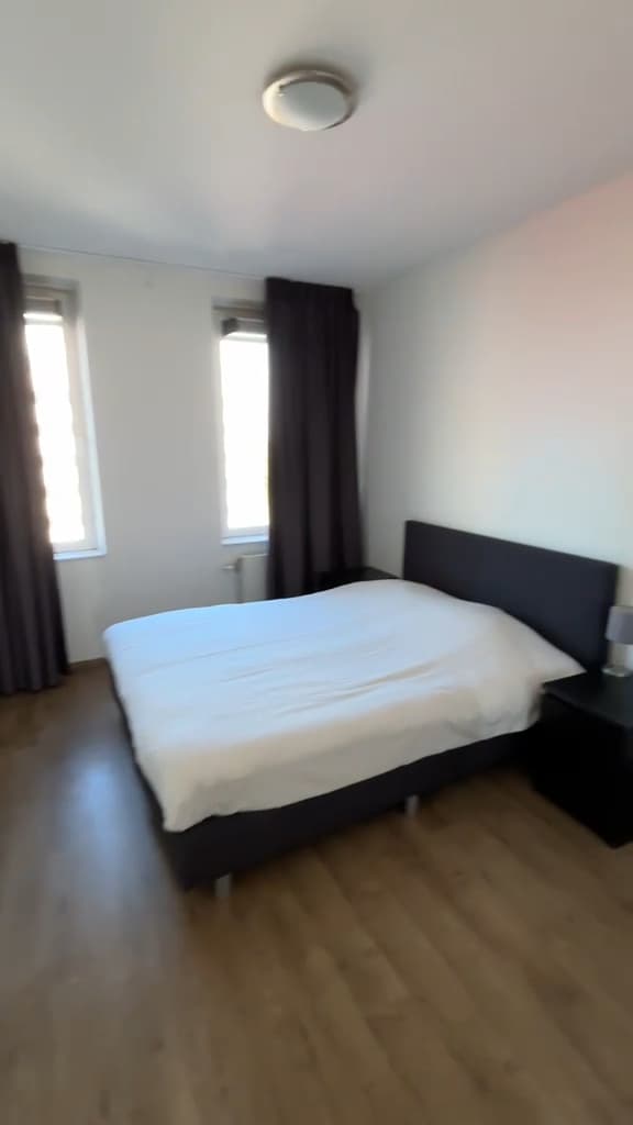 Image accompanying room listing
