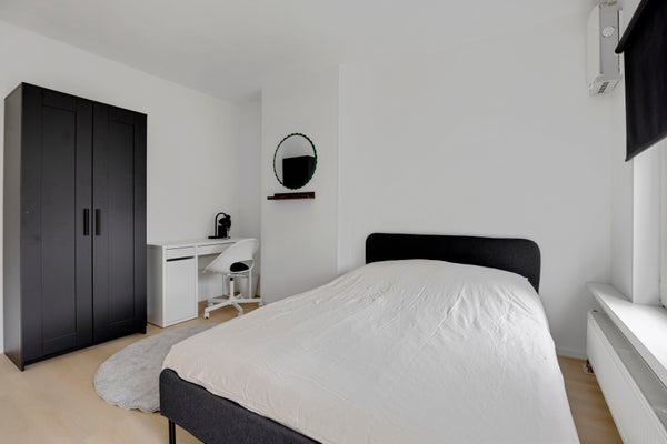 Image accompanying room listing