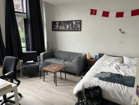 Image accompanying room listing