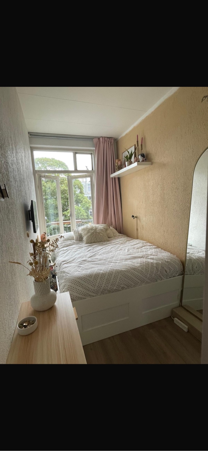 Image accompanying room listing